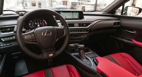 LEXUS UX: A KÜLSŐ VONALVEZETÉSE RAGAD MAGÁVAL, DE A BELSEJE EJT RABUL